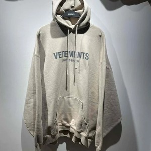 VETEMENTS 23ss FRONT LOGO LIMITED EDITION HOODIE "TAUPE" SサイズUE63HD680Xヴェトモン フロント ロゴ リミテッド エディション