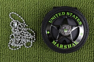 新品 USMS US MARSHAL USマーシャル バッジ バッヂ 嵌込型黒革製ホルダー クリップチェーン付 タクティカルブラックxゾンビグリーン