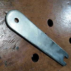 整備用工具 車載工具 スパナ メーカー不明 適合サイズ 10mm. 全長130mm. 厚み3.2mm. wrench 紐用の穴5.5mm.