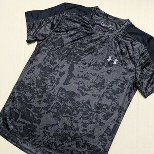 ☆AC101 UNDER ARMOUR アンダーアーマー メンズ MD M 半袖 Tシャツ カットソー グレー 黒 総柄 薄手 スポーツ ウェア トレーニング