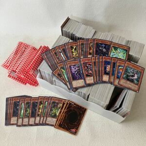 c395-9 80 トレーディングカード 遊戯王 KONAMI TCG デュエルモンスターズ まとめて 1500枚以上 大量セット 重複多数 ケース 値札 地 光