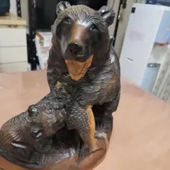 熊と鮭の置物
