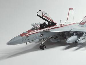 ★完成品　ハセガワ　１／４８　EA-18G　VAQ－１３２　★