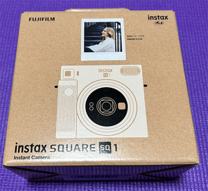 富士フイルム(FUJIFILM) インスタントカメラ "チェキスクエア"instax SQUARE SQ1 Chalk White（チョークホワイト）