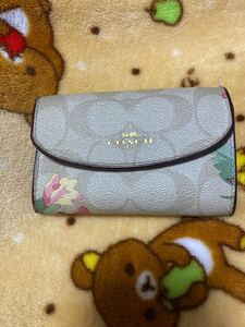 ★COACH コーチ　定価10.000円ぐらい…　レザー　花柄　5連　キーケース