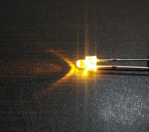 凸型ＬＥＤ　電球色　先端直径２ｍｍ 　先端長２．５ｍｍ　１０個