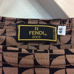 【送料無料】FENDI　フェンディ　レディース　トップス　Tシャツ　ロゴ入り　ベージュブラウン