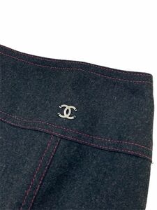 シャネル　CHANEL フリル　スカート　ココマークチャーム付き　レア　00A 42サイズ　美品 チャコールグレー×ピンクステッチ