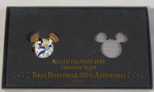 東京ディズニーランド20周年「スペシャルファンパーティー2003 バレンタインナイト」ピンバッチ、卓上時計　セット