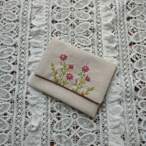 ハンドメイド 手刺繍 ポケットティッシュ入れ 花々 ポケット付き