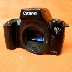 c115 Canon EOS 1000S 一眼レフ フィルムカメラ オートフォーカス サイズ:幅約15cm 高さ約10cm 奥行約7cm/60