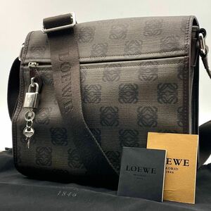 極美品 LOEWE ロエベ メンズ ビジネス ショルダーバッグ メッセンジャー 総柄 アナグラム リピート 斜め掛け クロスボディ レザー PVC 