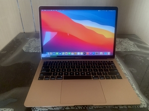 極美品 Apple MacBook Air Retina A1932 2019 モデル Core i5 1.6GHz/13.3インチ/Win10 Pro/8GB/PCI-e SSD 128GB