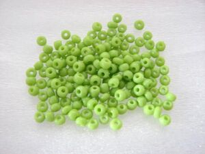 ガラスビーズ(M)　2.5x3mm　黄緑色　約100個