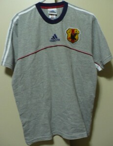 レア物？2001?adidas(アディダス)製日本代表Ｔシャツ　グレー　Ｍ カタールＷ杯カップ出場国