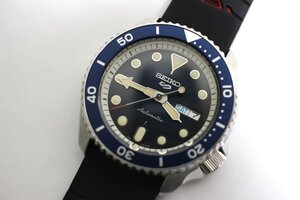 動作品 SEIKO 5スポーツ オートマチック メンズ腕時計 4R36-07G0 3針 裏スケ デイデイト ブラック ネイビー シルバー 自動巻き SS 中古