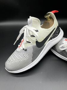 衝撃プライス！【最強スポーツモデル！】機能性抜群の1足！【NIKE フリーTR8】高級ランニングシューズ/白黒柄/jp23cm