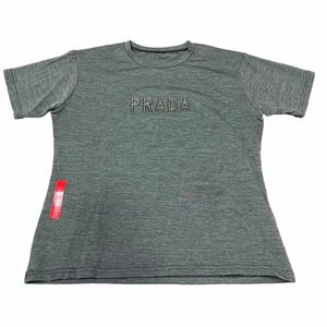 美品 PRADA プラダ Tシャツ Uネック 丸首 立体ロゴ ロゴプレート おしゃれ グレー M 1スタ レディース 