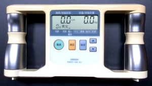 体脂肪計 オムロン HBF301 個人データ設定 両手測定 単4×4本