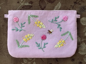 ハンドメイド、手刺繍、「蜜蜂とミモザと薔薇のファスナー付きフラットポーチ」　２WAY仕様　プレゼント付き　モーブ色