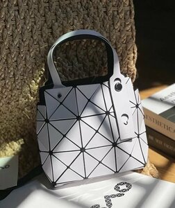 BAOBAO ISSEYMIYAKE バオバオ イッセイ ミヤケ ショルダーバッグ レディース 軽量 ショッピング ミニ ホワイト