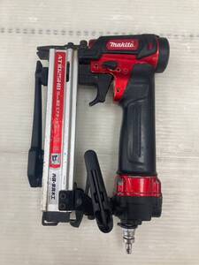 【中古品】【0924】★makita(マキタ) 10㎜高圧エアタッカ 赤 AT1025HB　ITR06DNBZYM4