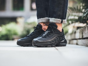 定番モデル　ナイキ　NIKE AIRMAX 95 ESSENTIAL　ナイキ　エアマックス９５　ES　エッセンシャル　２７．5ｃｍ