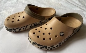 美品★クロックス★M6W8★24cm★ベージュ×アニマル模様★一度短時間のみ着用★crocs