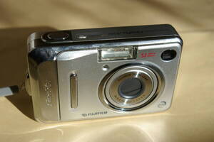 ★フジフィルム FUJIFILM FinePix A500 皮ケース付き★