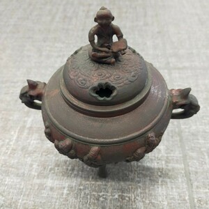 す1570 香炉 人物摘 透蓋 獣三足 獣耳 銅製? 真鍮製? 重量約1000g 香道具 茶道具 金属工芸 古美術 中国美術