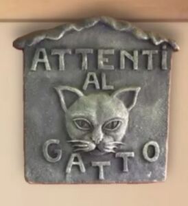 イタリアンスタイルの壁掛けオブジェ『Attenti al Gatto』— 猫好きに最適なレジン製デコレーション（サイズ: 25.5 x 24 cm）