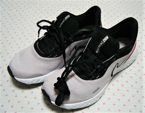 ナイキ　NIKE　REVOLUTION 5　ランニング用高性能シューズ・スニーカー　白系　サイズ 23.5㌢　優れたクッションニング　耐水/通気機能