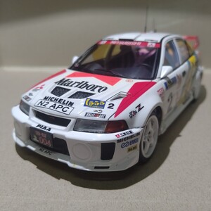 タミヤ 1/24「三菱ランサーエボリューションⅤ WRC(1998年香港-北京ラリー(?)、R.バーンズ/R.レイド組)仕様」完成品(ケース付)。