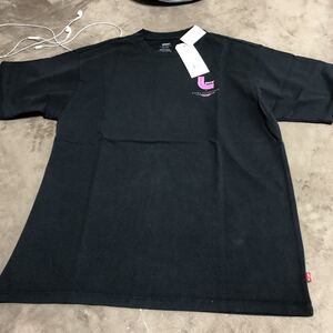 リーバイス　半袖Tシャツ　新品Sサイズ黒ピンク