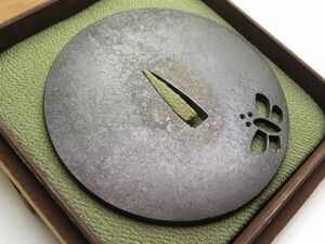 【7662】刀装具　江戸期～　オリジナル　鉄地　蝶　透かし　平鍔　重量164ｇ（初品・買取品）