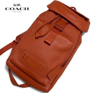 未使用級●COACH コーチ レンジャー メンズ ボディバッグ ショルダーバッグ クロスボディ 斜め掛け 大容量 レザー 本革 オレンジ チャーム