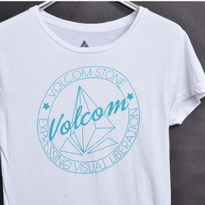 ST1528 ボルコム VOLCOM Tシャツ 女性 M 肩幅39 メールxq