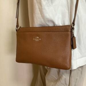 1円～美品 COACH コーチ ショルダーバッグ サコッシュ 肩掛け クロスボディ ロゴ チャーム レザー しぼ革 キャメル メンズ アイテム