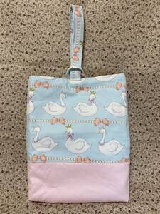 ☆入園・入学・進級準備　♪ ☆ハンドメイド シューズバック　上靴入れ　シューズケース　白鳥　王冠　リボン