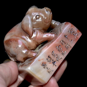 中国美術　寿山石　可愛い芙蓉石豚形印章　時代物　呉俊作