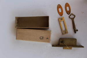 昭和レトロ　　アンティークとって　鋳物　鍵　建具　真鍮　ブラス　金物　真鍮金物　引き手　　バックセット　　レトロ鍵　ビンテージ