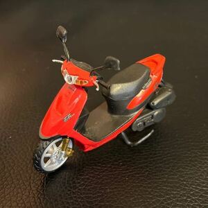 1/24スケールSUZUKI ZZ スズキ ジーツー② 赤色ミニカーオートバイ　原付き　スクーター　原チャリ　エポック　EPOCH