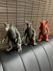 古代怪獣ゴモラ　ゴモラレイオニックバースト　EXゴモラ　3体セット　ウルトラ怪獣ソフビ　全高約16センチ　全長約17〜25センチ