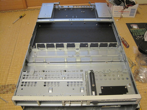 NECのサーバーExpress5800/R120d-1M 筐体のみ(中身無しの抜け殻)