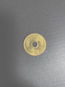 希少5円黄銅貨幣令和元年流通品やや穴ずれ