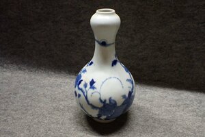 中国文物 古瓷 収集家の放出品 清代錫慶堂製 青花花鳥紋蒜頭瓶 青花 染付