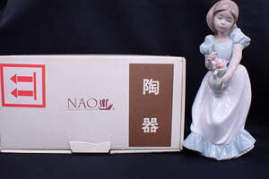 美品 NAO LLADRO フィギュリン 少女 花篭 花摘み チューリップ Arreglando jarron flores Tulip time ナオ リヤドロ 置物 陶器 M11052T