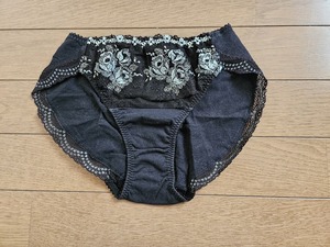 ☆ウイング　ブラック花柄刺繍ショーツ　サイズＭ★