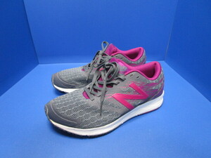 中古品 new balance women running shoes ダークグレー ベリー レディース　ランニング シューズ サイズ 24.5cm