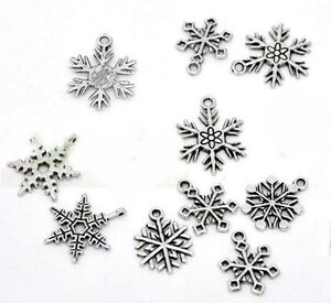 雪の結晶50個メタルチャームスノーフレーク（冬ウィンタークリスマス）アクセサリーパーツ